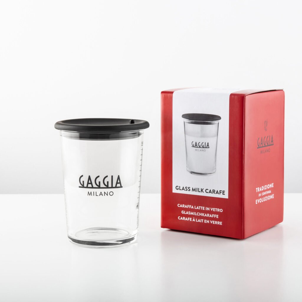 Carafe à lait en verre Gaggia Milano à côté de son emballage