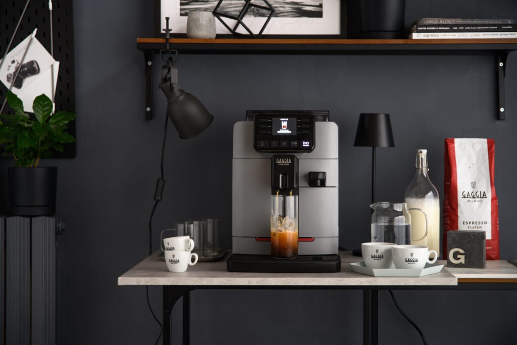 Café over ice préparé par une Gaggia Cadorna Prestige Over Ice, sachets de café Gaggia à côté