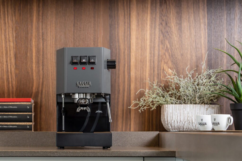 Gaggia Classic E24 gris industriel sur un plan de travail en bois