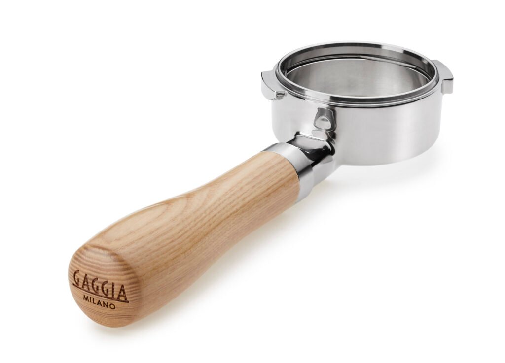 Porte-filtre sans fond Gaggia à poignée en bois de frêne, vue de trois quarts