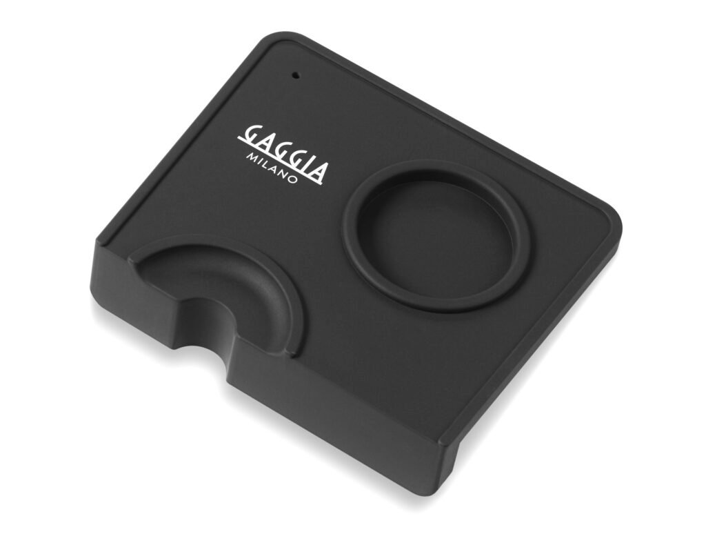 Tapis en silicone noir Gaggia Milano avec logo et rebord pour le porte-filtre