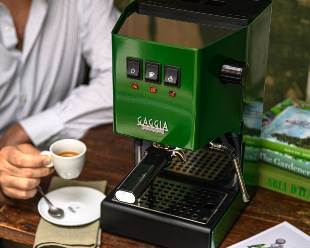 Dégustation d'un espresso à côté d'une Gaggia Classic Pro E24 verte
